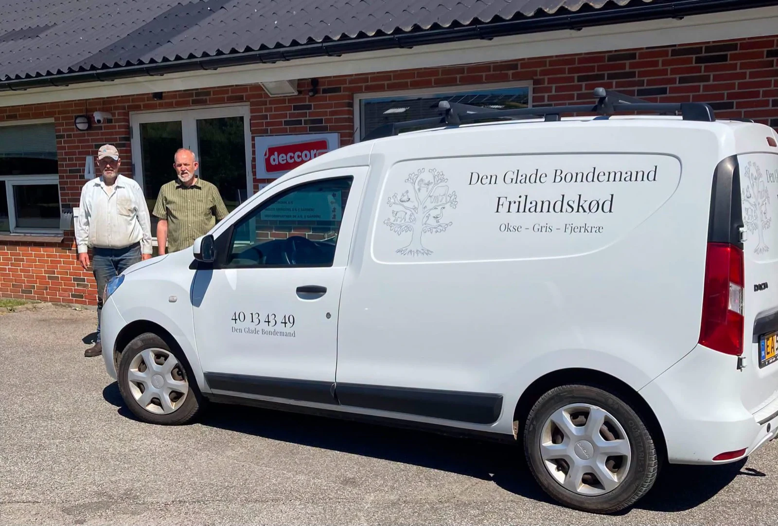 Den Glade Bondemands identitet på gårdens varevogn